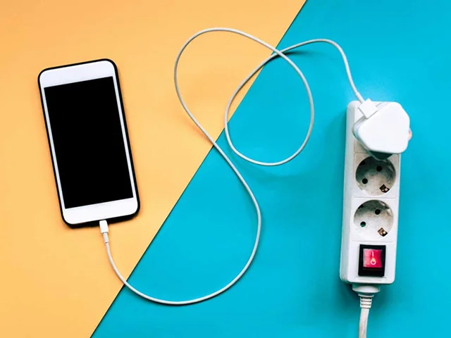 10 علت طولانی شدن زمان شارژ گوشی + نکات مهم