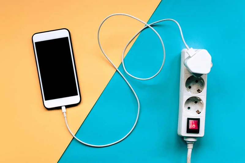 10 علت طولانی شدن زمان شارژ گوشی + نکات مهم